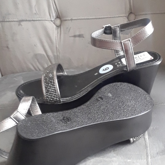 Shoes - Picture 2 of 3